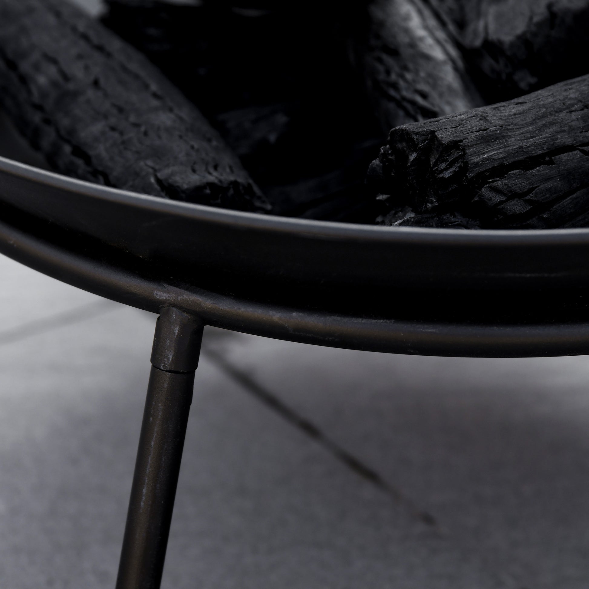 Outdoor Fire Pit Metal Fire Bowl with Spark Screen and Poker for Garden Patio Camping Ø47x33 cm Black