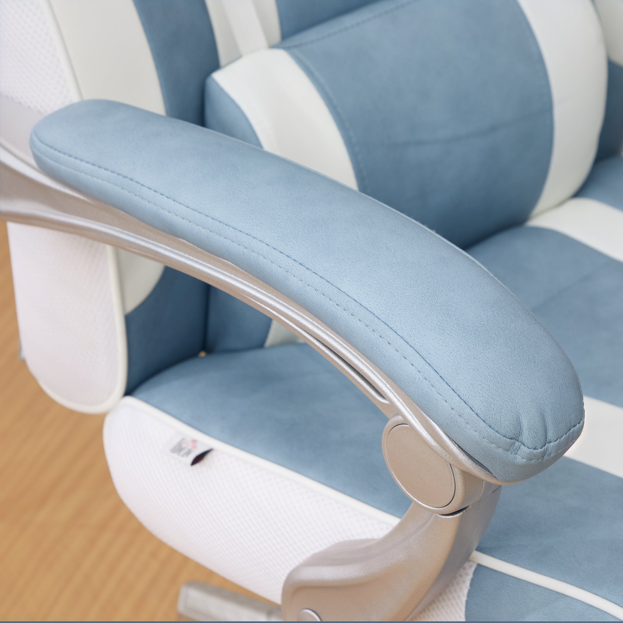 Gaming Chair Reclining Gamer Chair with Adjustable Height Retractable Footrest Lumbar Support and Detachable Headrest Office Chair Blue