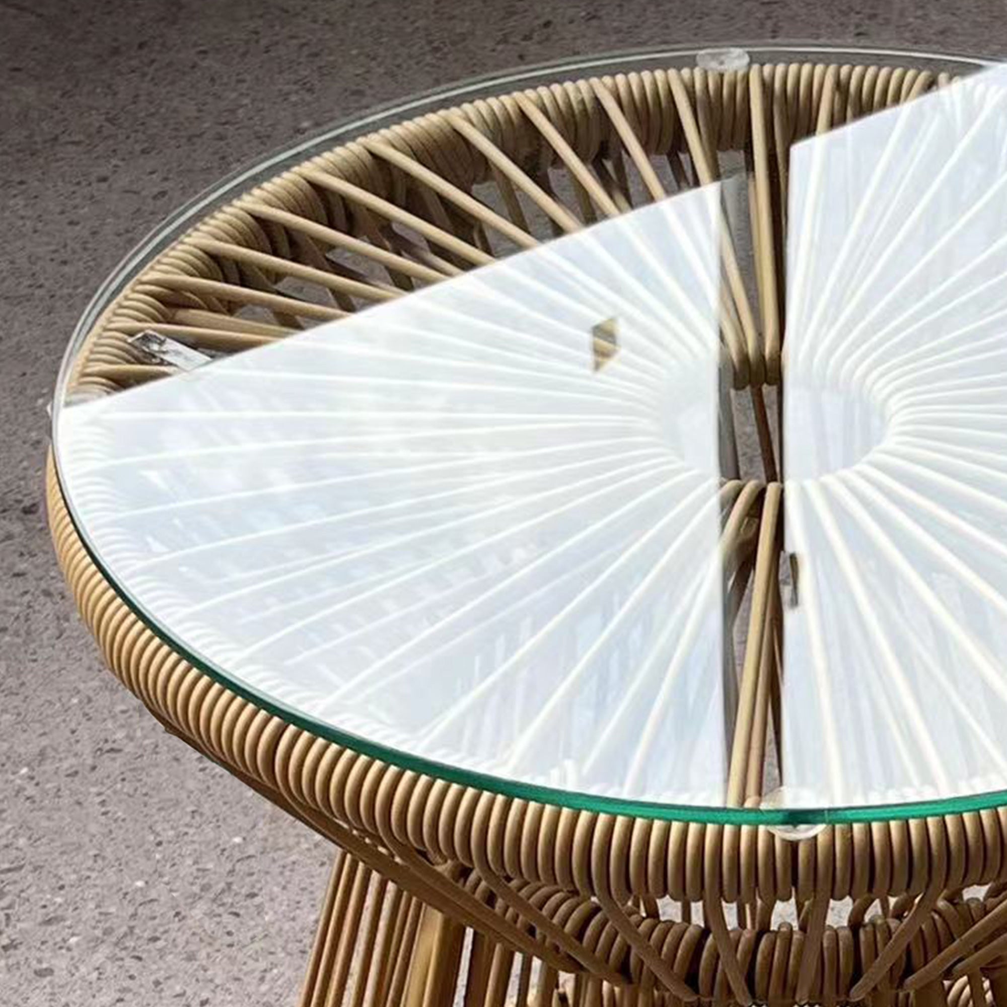 Synthetic Rattan Side Table Round Coffee Table with Tempered Glass Top and Metal Frame 30 kg Load Capacity for Patio Garden Balcony Ø40x42 cm Beige