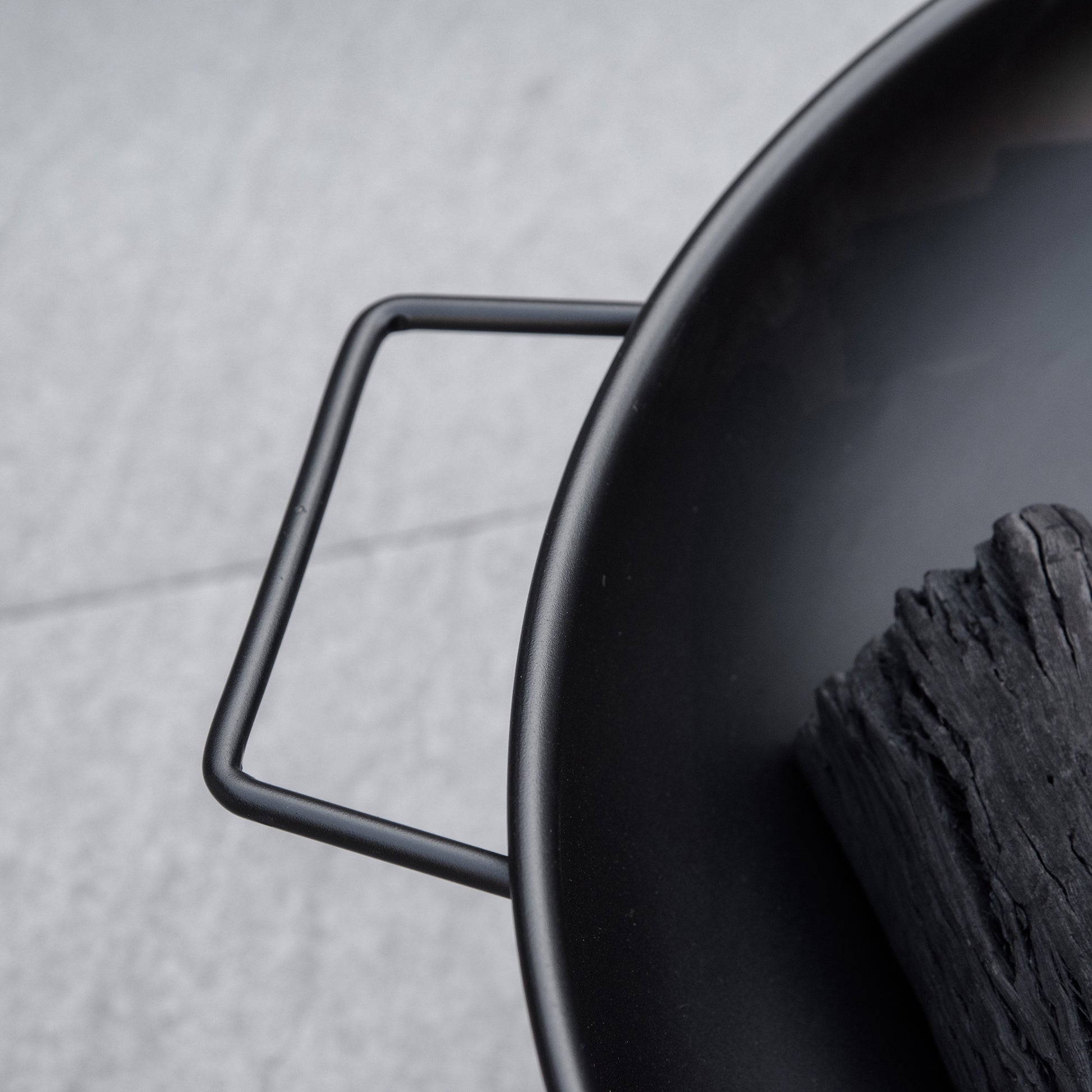 Outdoor Fire Bowl Ø58x23 cm Round Fire Pit with Transport Handles, 3 Feet, and Metal Frame for Bonfires Wood Terrace Garden Outdoor Black