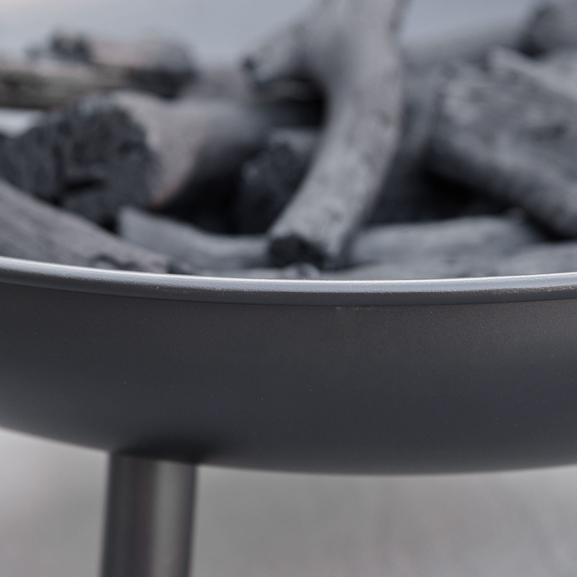 Outdoor Fire Bowl Ø58x23 cm Round Fire Pit with Transport Handles, 3 Feet, and Metal Frame for Bonfires Wood Terrace Garden Outdoor Black