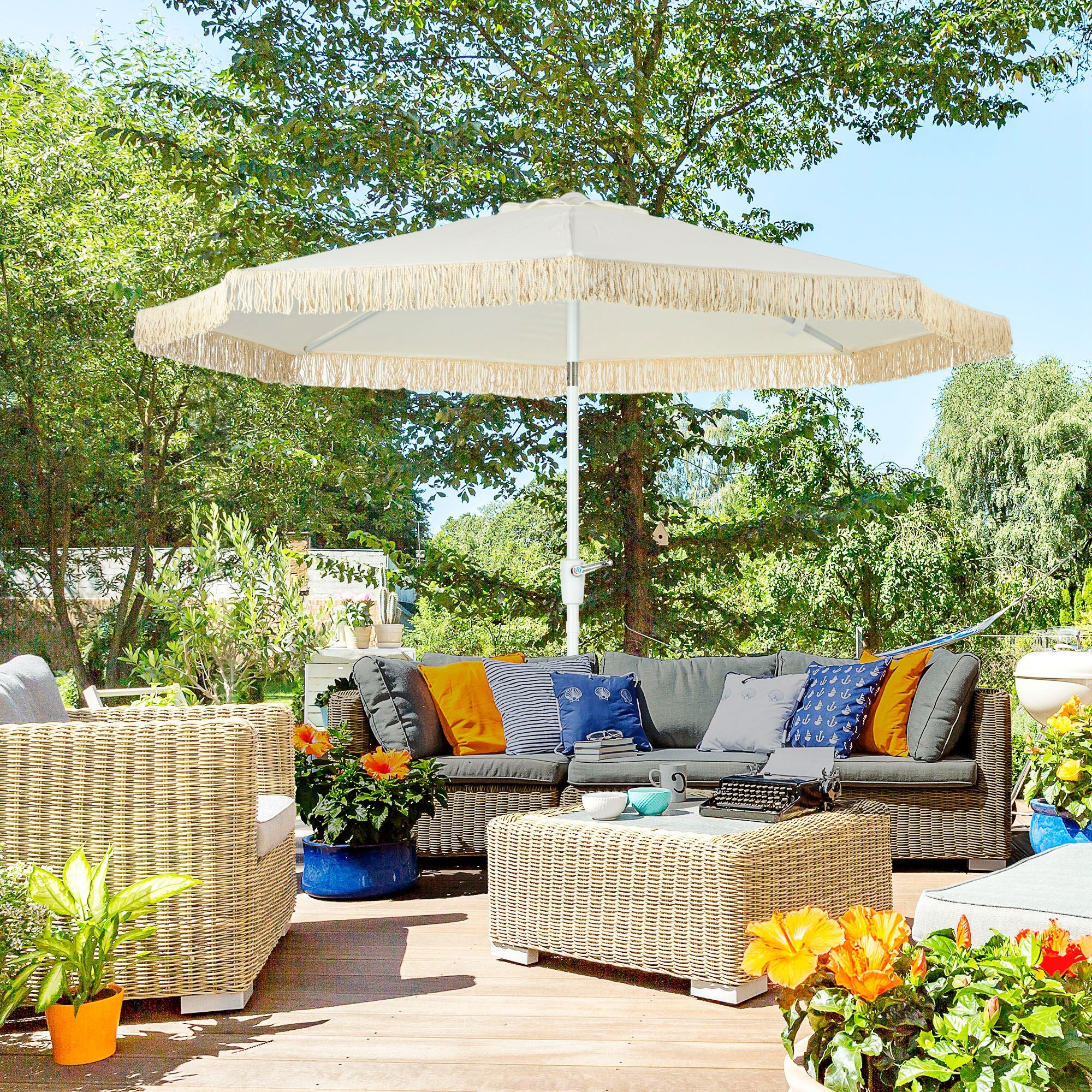 Garden Parasol Outdoor Tilting Fringed Umbrella with Crank 8 Ribs dim. Ø 2.65 x 2.45 H m White
