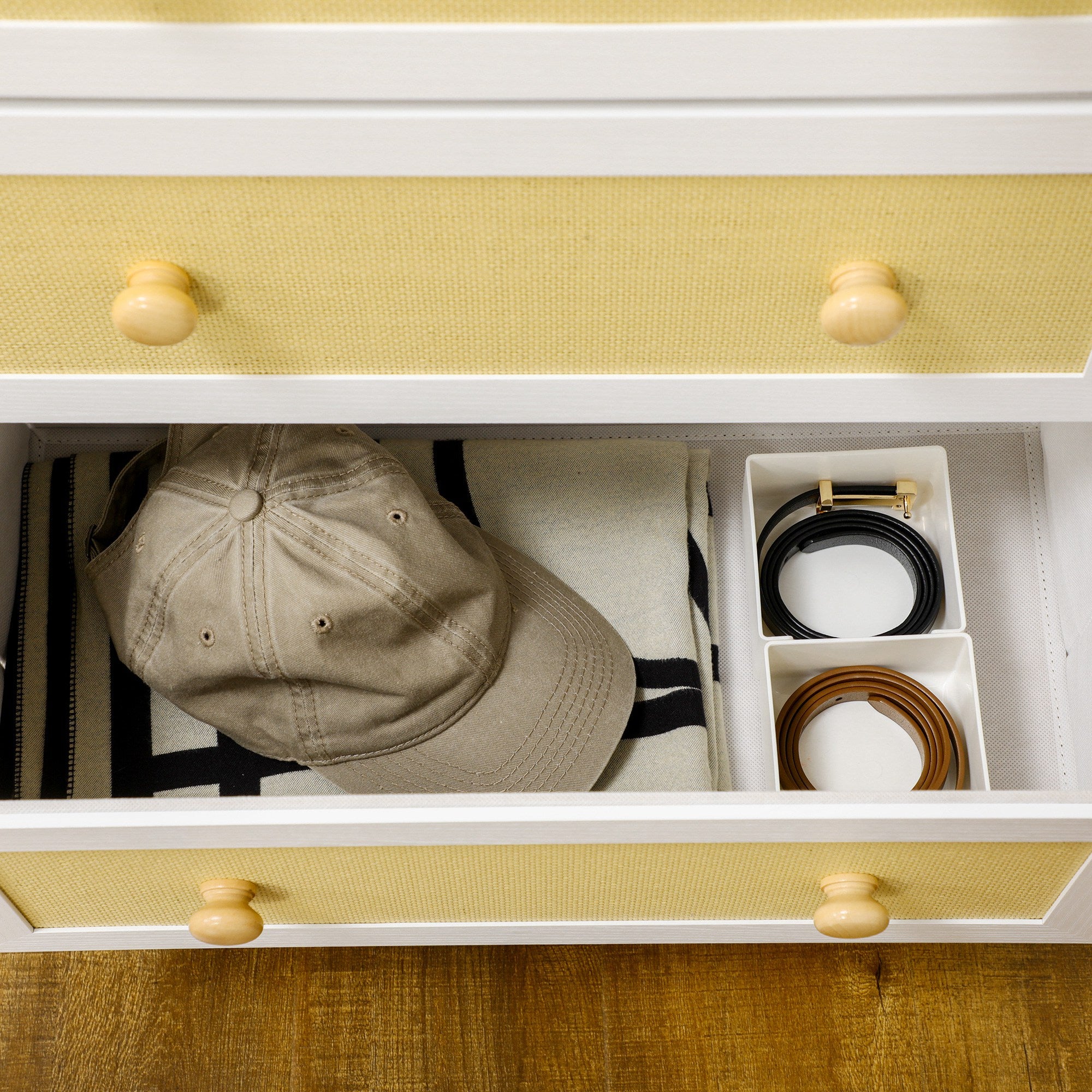 Bohemian Style Bedroom Chest of Drawers with 5 Foldable Fabric Drawers PE Rattan Surface and Steel Frame for Entryway Living Room Hallway 62x30x126.5 cm White