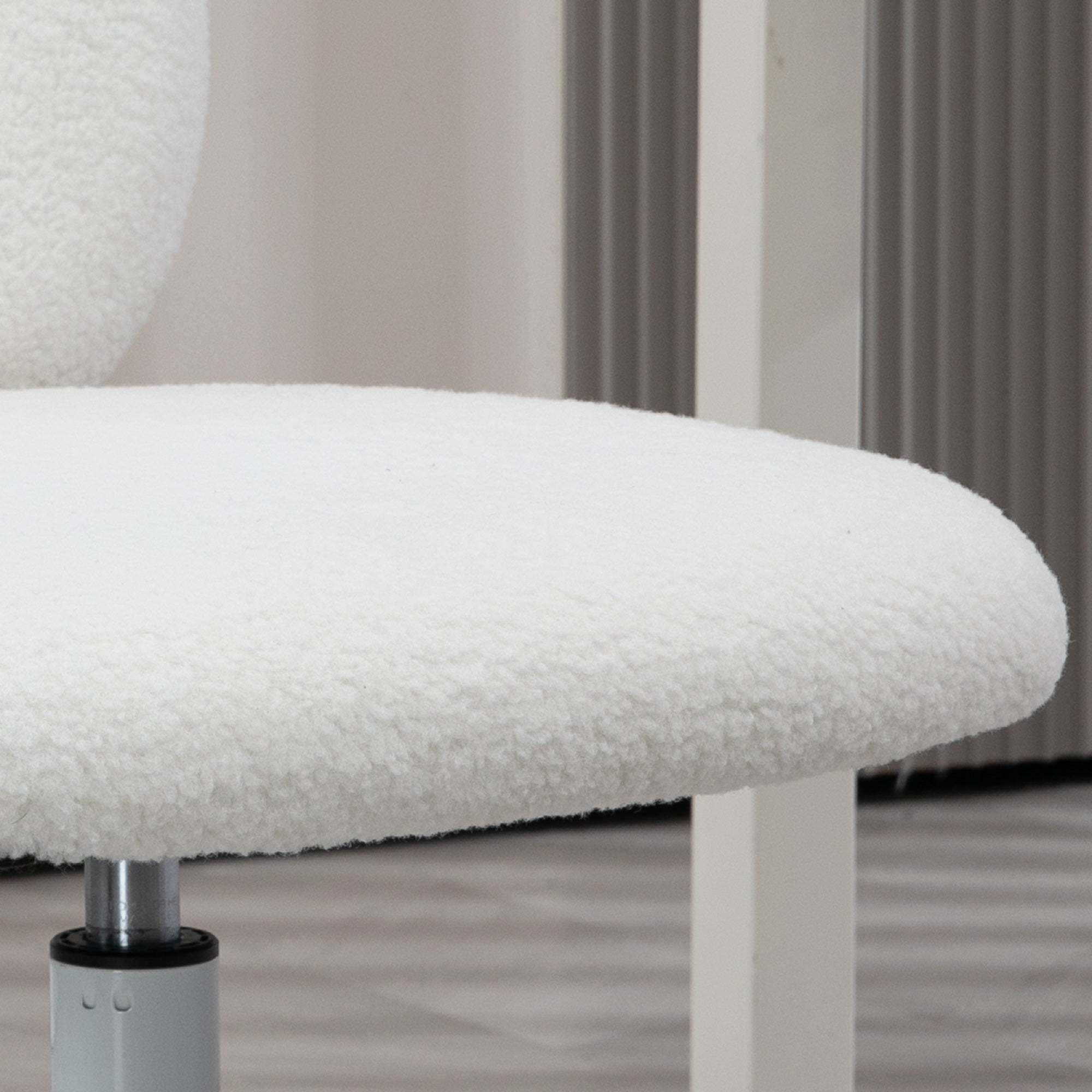 Office Chair, Height-Adjustable Desk Chair, Swivel Chair, Task Chair, Computer Chair for Living Room, Bedroom, Holds up to 120kg, Teddy Fleece, White