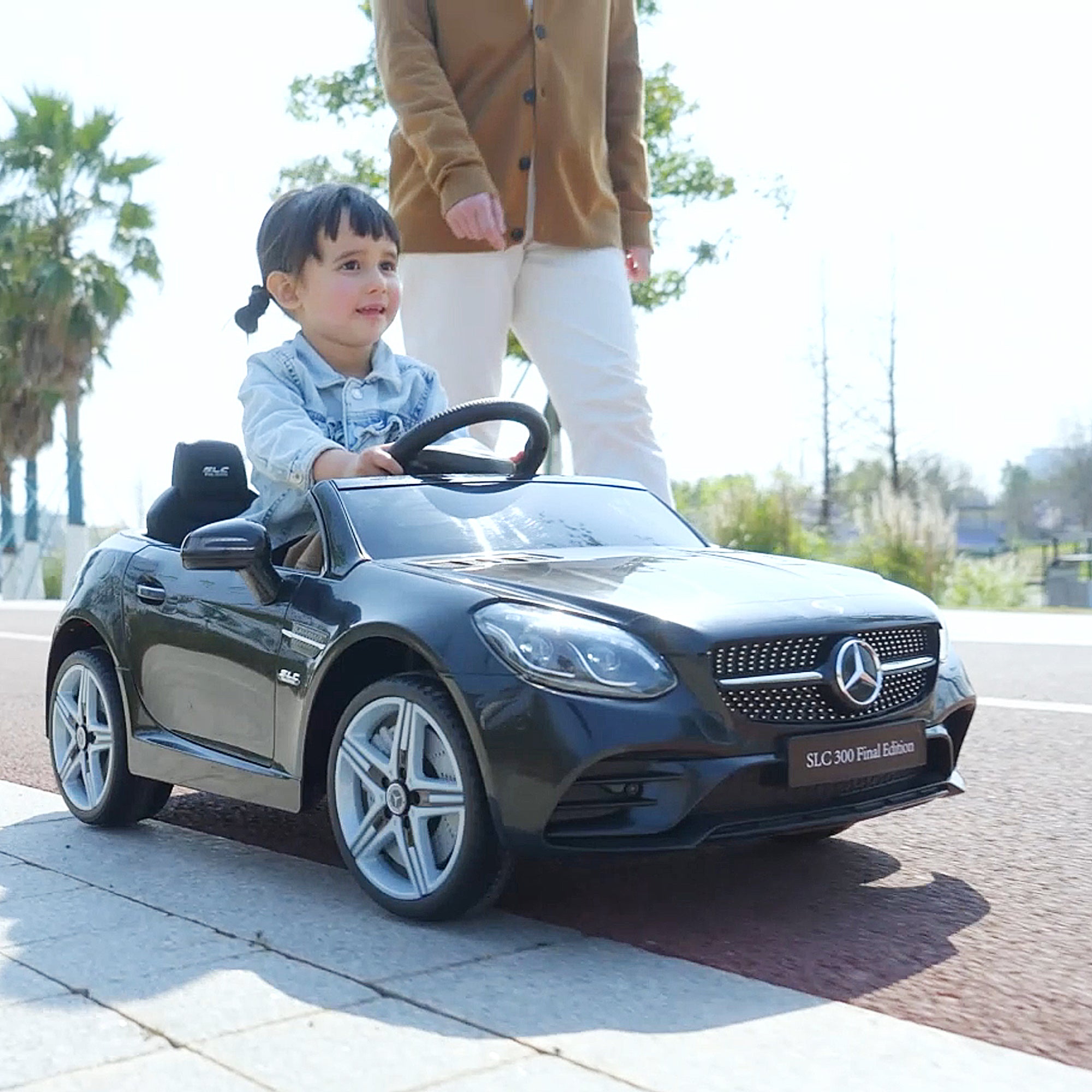 12 V Kids Electric Car, Children's Vehicle with 2.4G Remote Control, Electric Vehicle with LED Headlights, Seatbelt, Horn, Music, Mercedes SLC 300 Kids Car for Kids from 3 Years, Black
