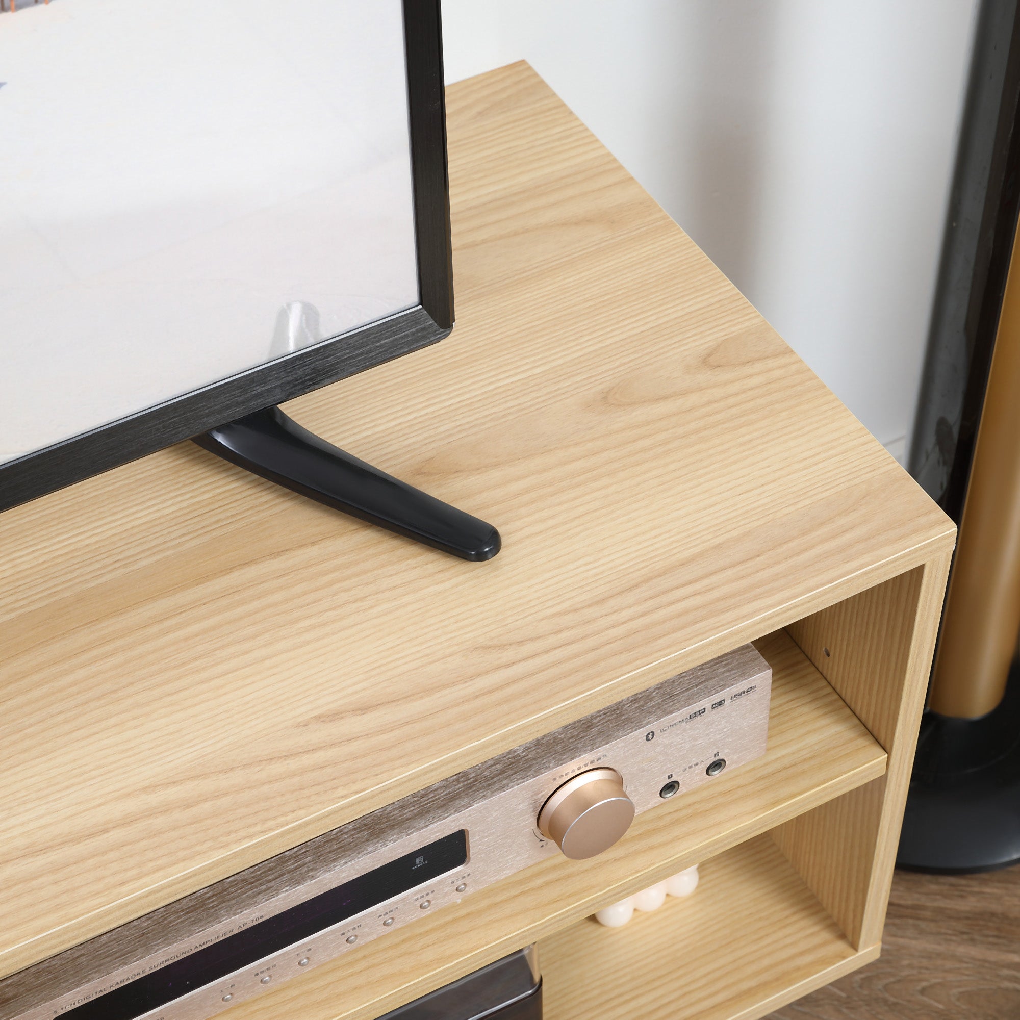 Modern TV Stand TV Console with 2 Doors and 2 Storage Shelves for TVs up to 46" for Bedroom 110x39x48.8 cm Natural and White