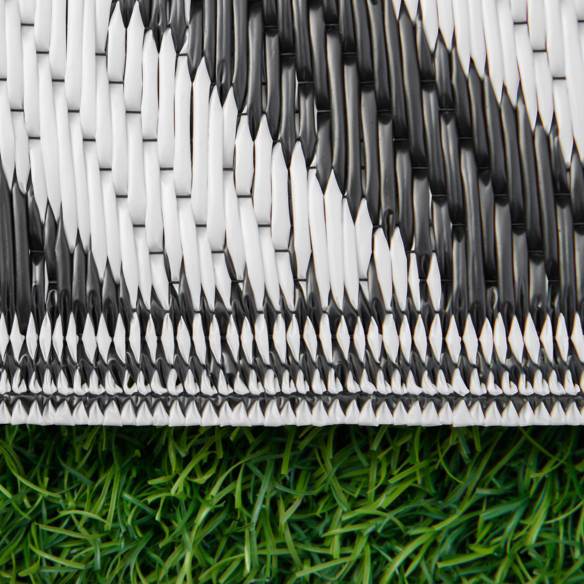 Outdoor Mat, Plastic Rug with Double-Sided Design, Water-Resistant Balcony Rug, for Patio, Camping, Black+White, 121 x 182 cm