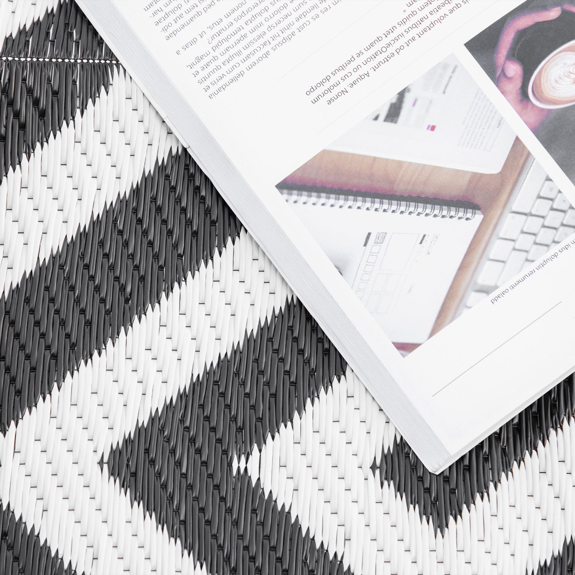 Outdoor Mat, Plastic Rug with Double-Sided Design, Water-Resistant Balcony Rug, for Patio, Camping, Black+White, 121 x 182 cm