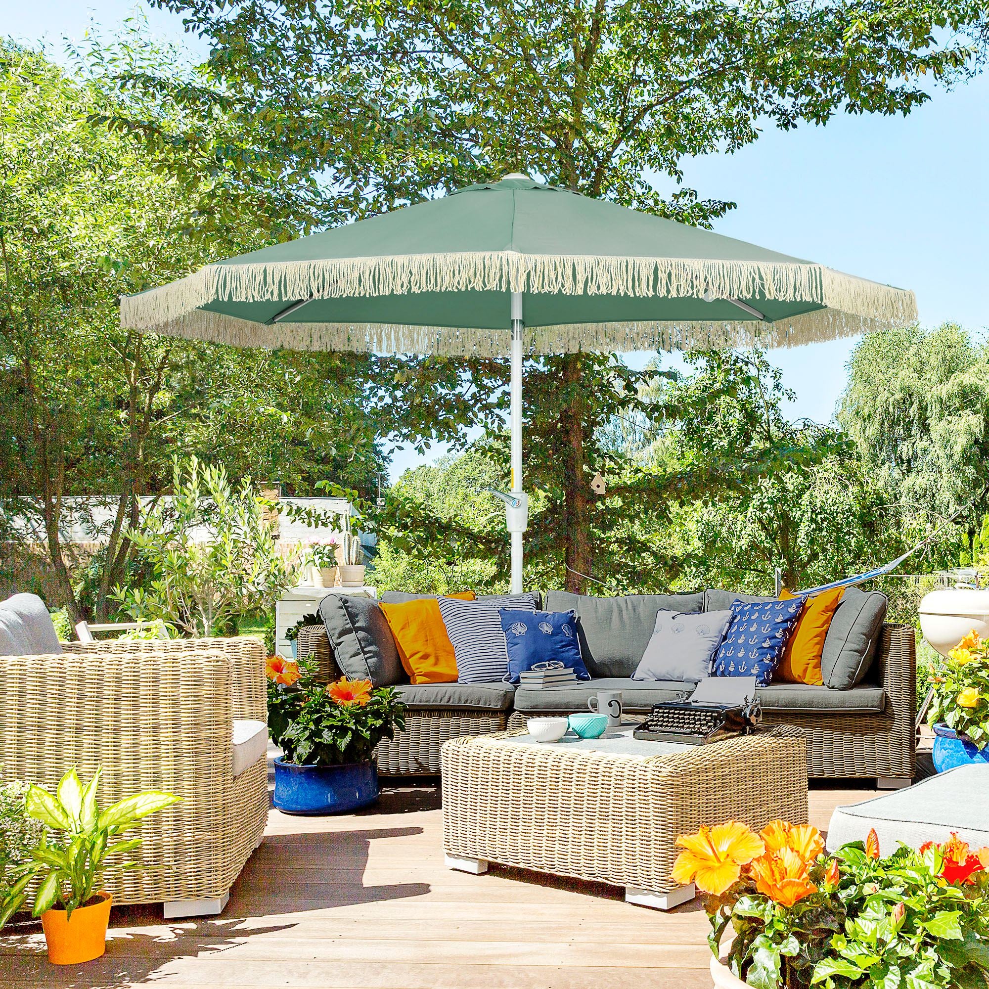 Garden Parasol Outdoor Tilt Fringed Umbrella with Crank 8 Ribs Ø 2.65 x 2.45m Green