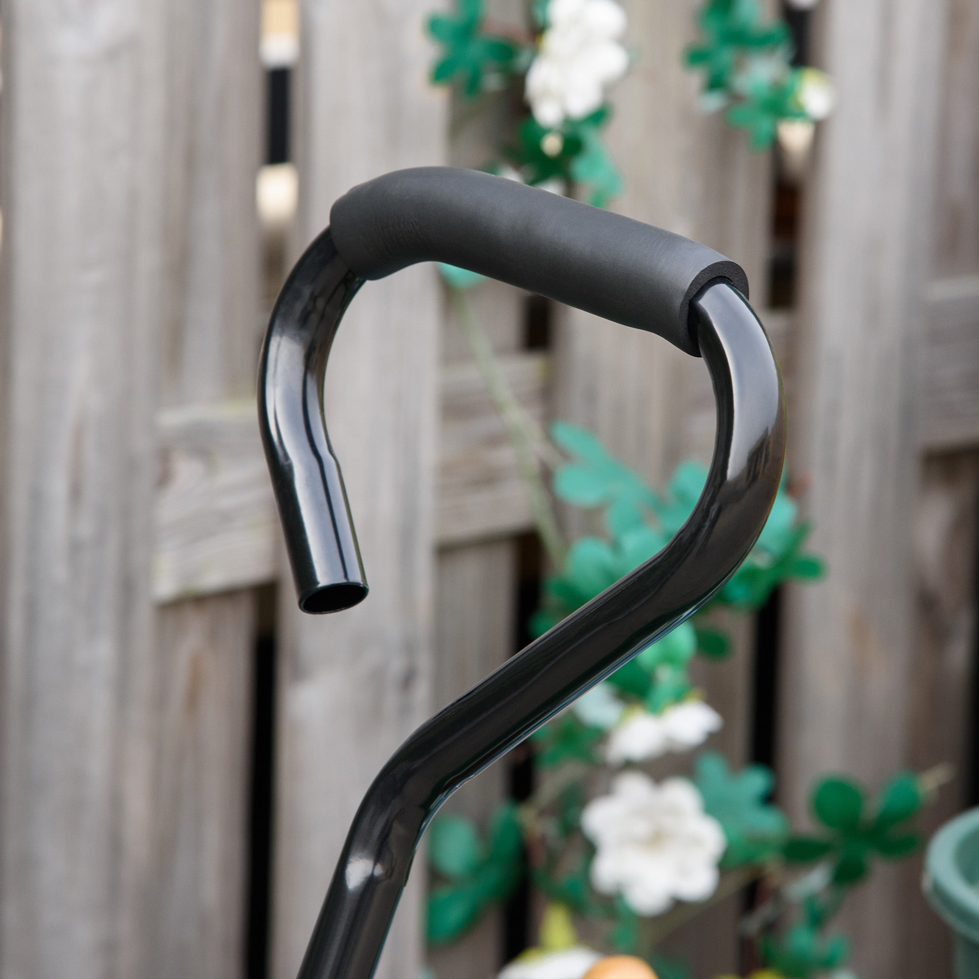 Garden Cart with Steel Frame and Pneumatic Tires, Soft Grip Handle, 250kg Capacity, 108x52x100cm, Green