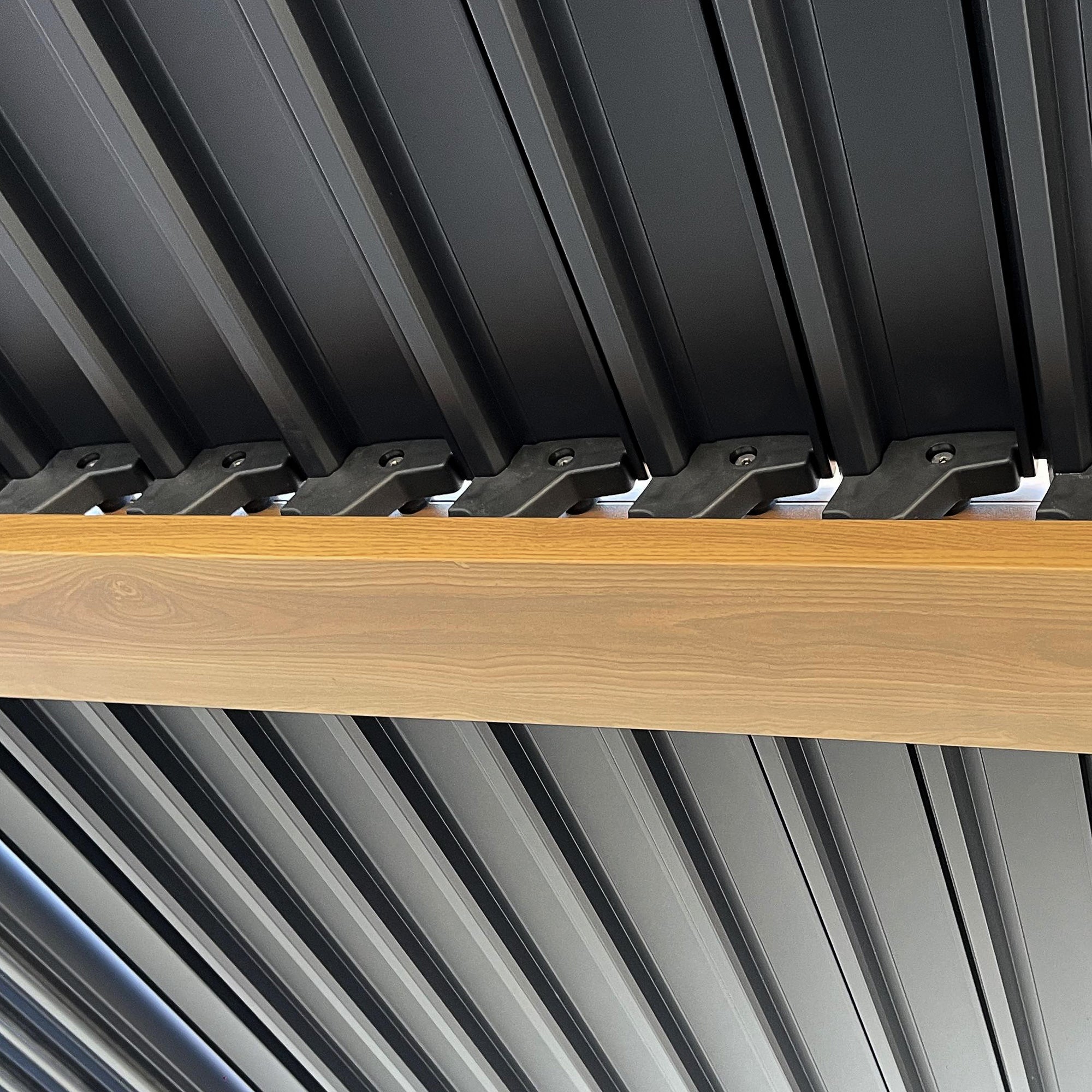 Bioclimatic Aluminum Pergola 3 x 4 m Outdoor Garden Pergola with Adjustable Louvers Crank, Contemporary Style - Black and Natural Wood Grain Effect