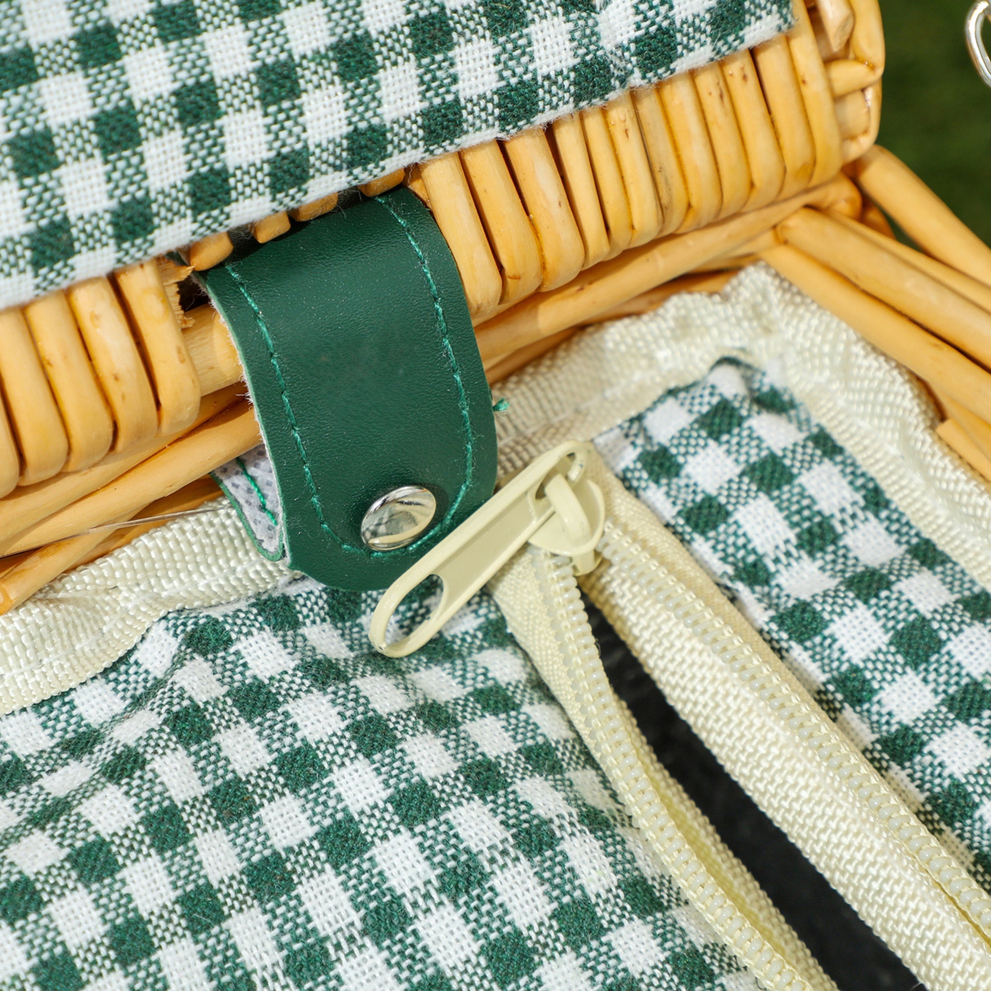 Willow Picnic Basket Set for 2 with Insulated Cooler Bag Tableware Set, Complete Picnic Set for Camping Beach Christmas Light Brown