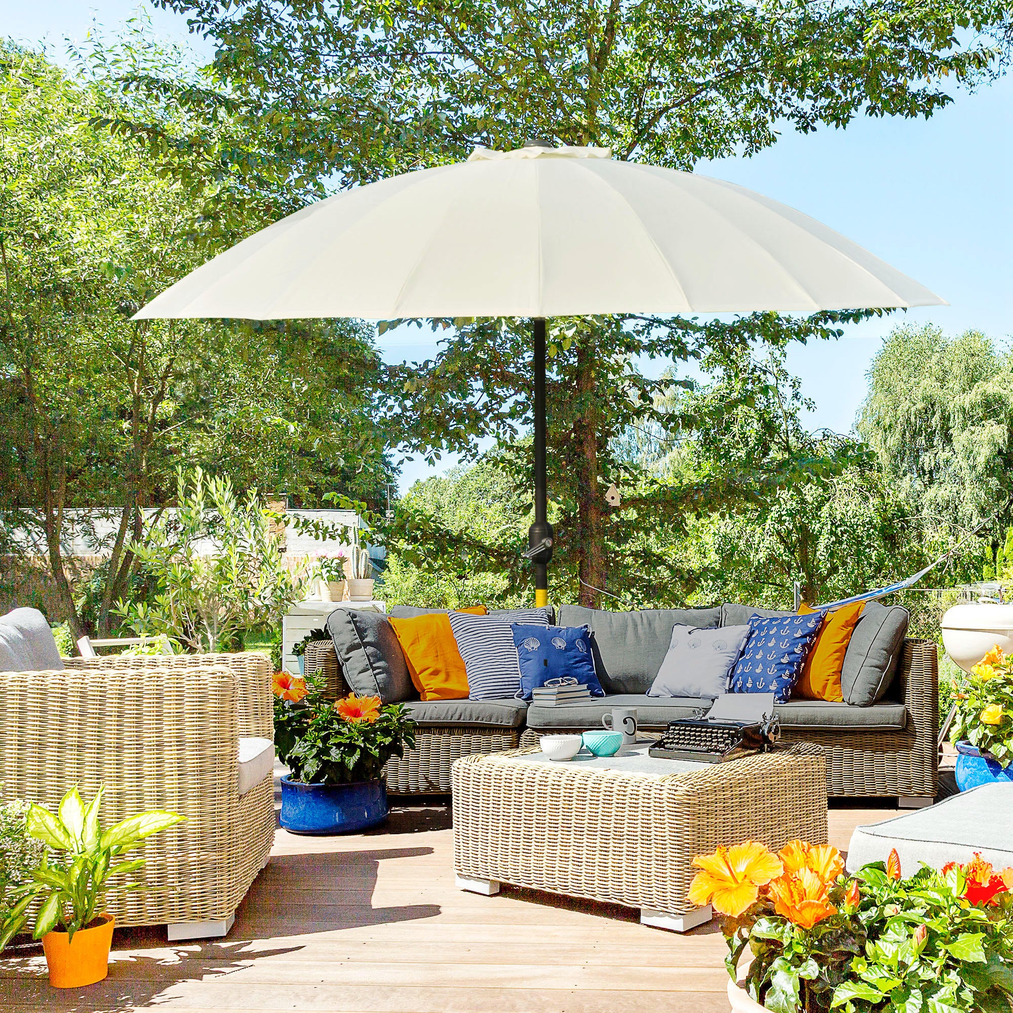 Straight Tilt Garden Parasol Round with 18 Ribs Crank Metal Mast Fiberglass Ø 2.5 m High-Density Polyester Beige