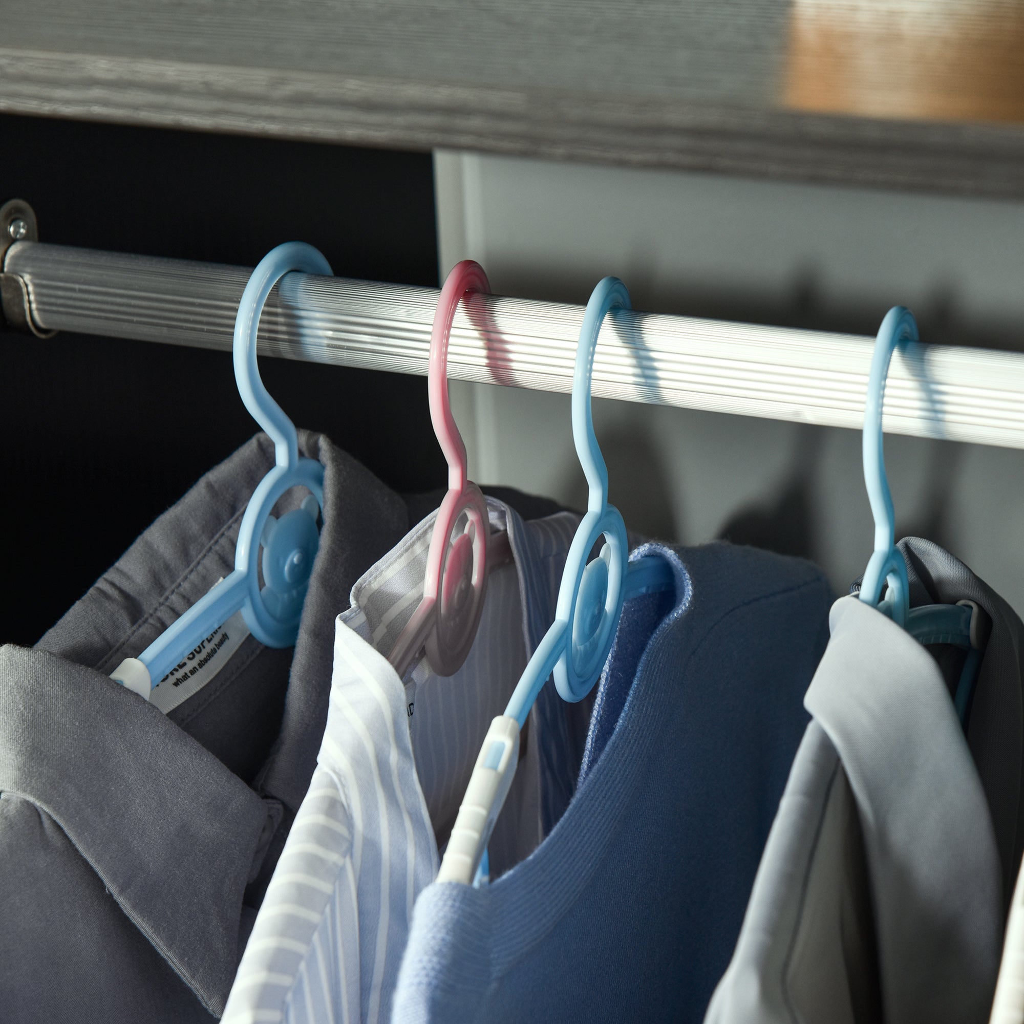 Wardrobe with Wheels, Open Design Wardrobe with Hanging Bar Shelves Organizer for Bedroom Clothes 60x40x128 cm Black