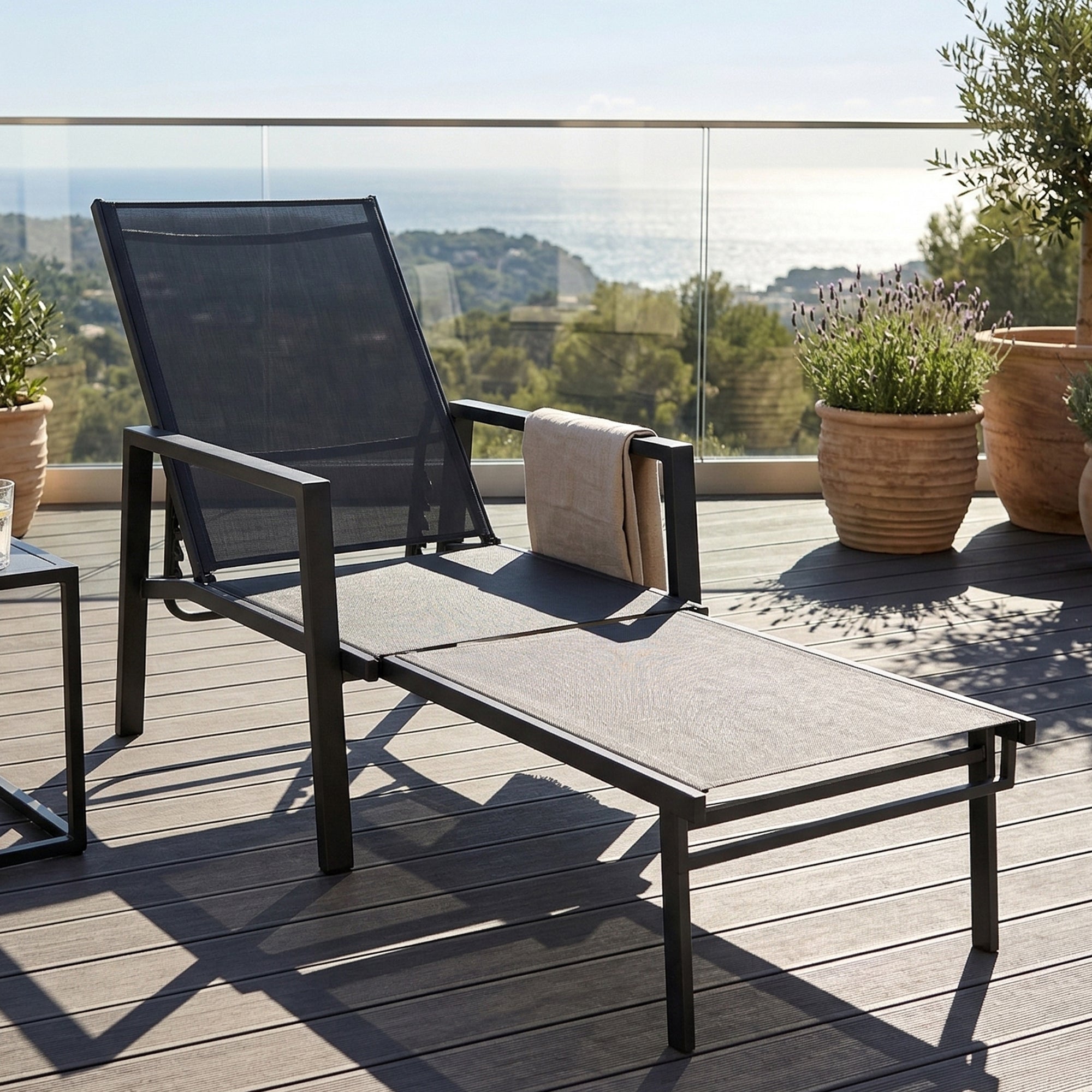 Folding Portable Sun Lounger with Telescopic Footrest — 5-Position Adjustable Backrest, Breathable Mesh (Black)