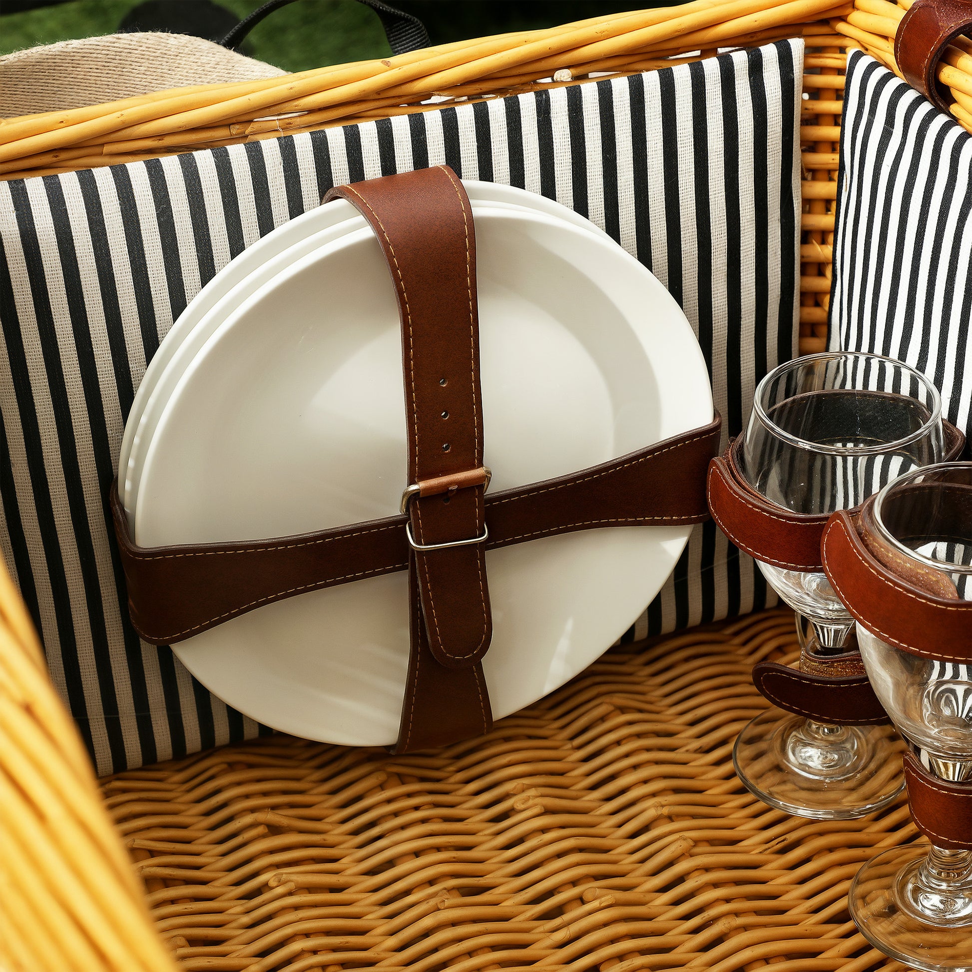 Wicker Picnic Basket for 4 People with Picnic Blanket Cutlery Set, Bottle Opener Picnic Table Picnic Set Complete Set for Camping Beach Christmas Light Brown
