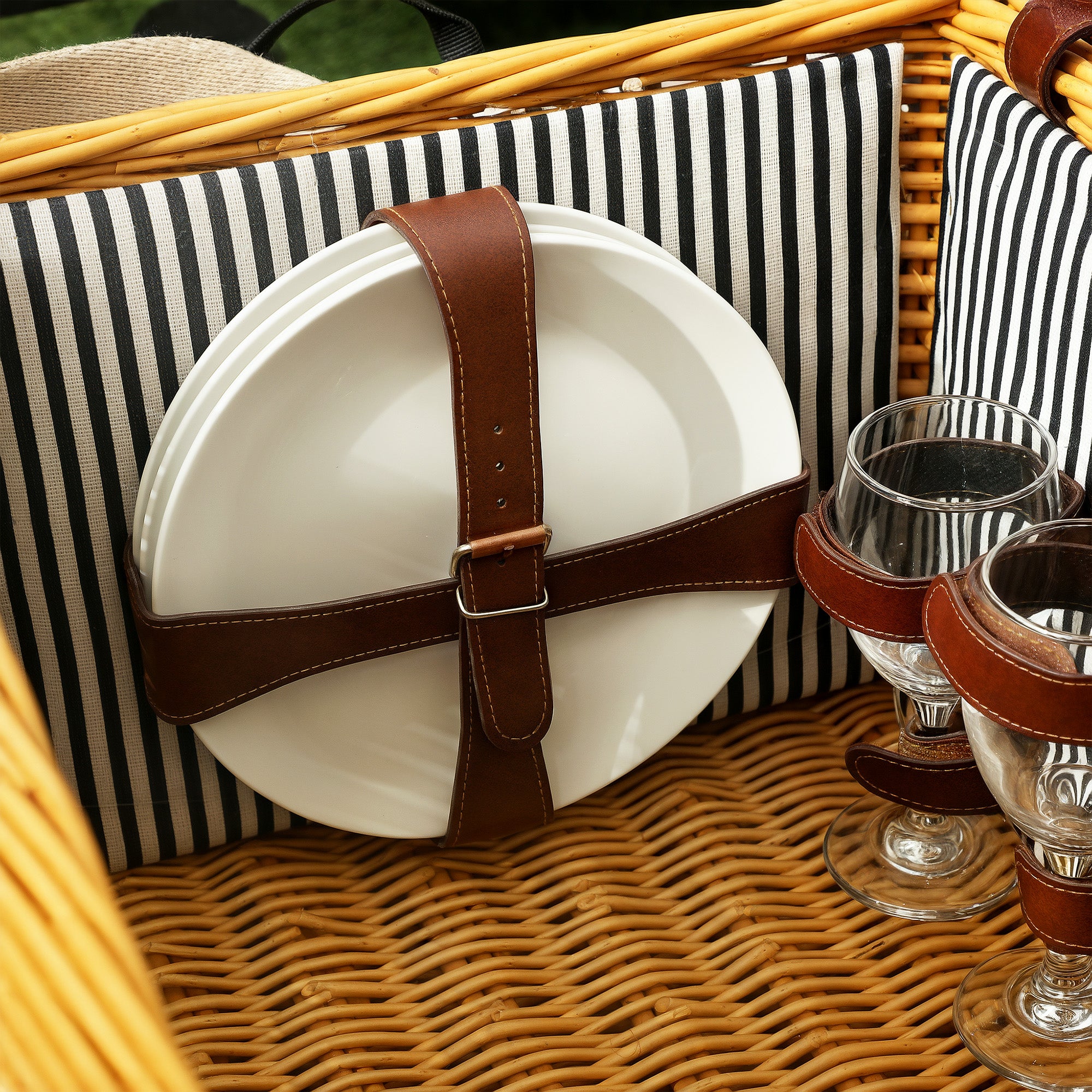Wicker Picnic Basket for 4 People with Picnic Blanket Cutlery Set, Bottle Opener Picnic Table Picnic Set Complete Set for Camping Beach Christmas Light Brown