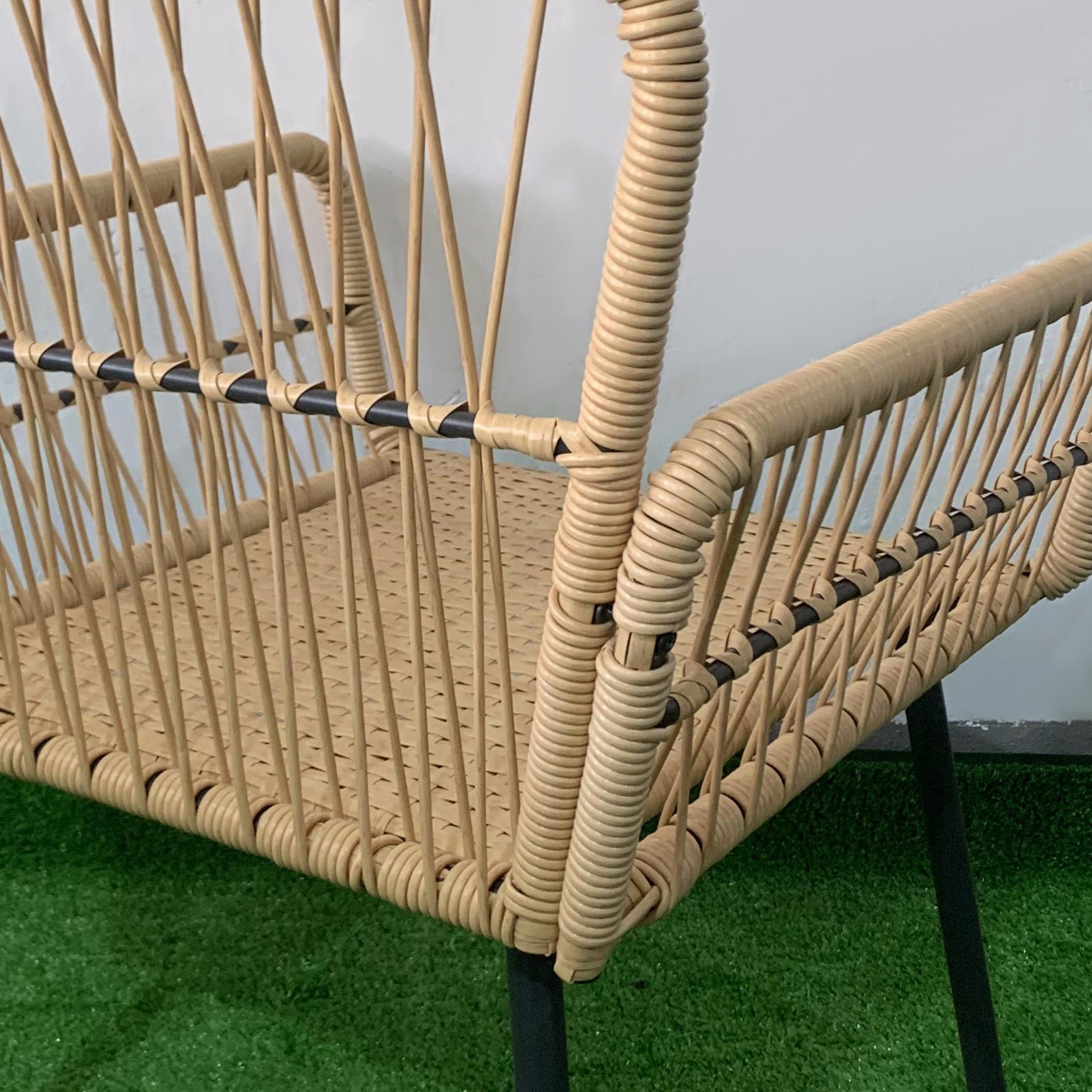 4-Piece Outdoor Garden Furniture Set 2-Seater Sofa 2 Armchairs with 7 Cushions 1 Round Coffee Table, Wicker Resin