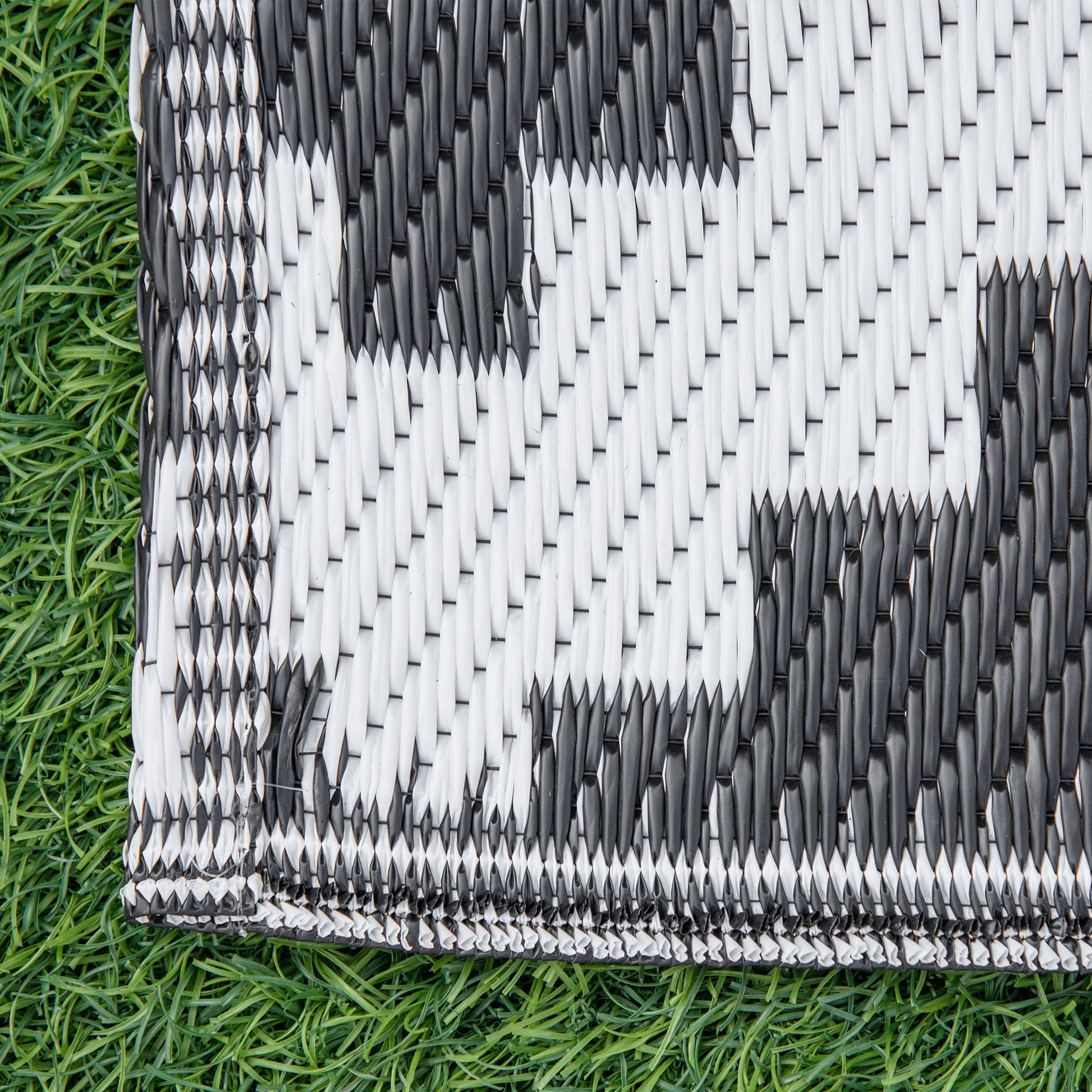 Outdoor Graphic Style Mat - Reversible Mat 2 Patterns - dimensions 2.74L x 1.82W m - High-density 310 g/m² PP Black White