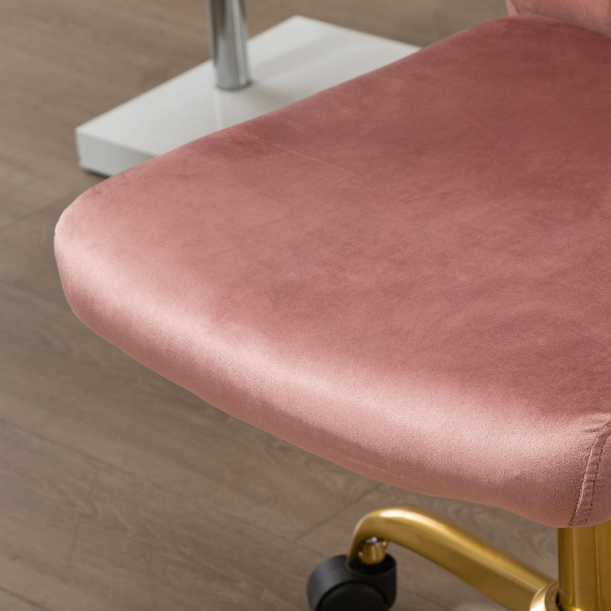 Contemporary Design Office Chair Swivel 360° Ergonomic Curved Backrest Adjustable Height Velvet Upholstery 56 x 60 x 102 cm Pink and Gold
