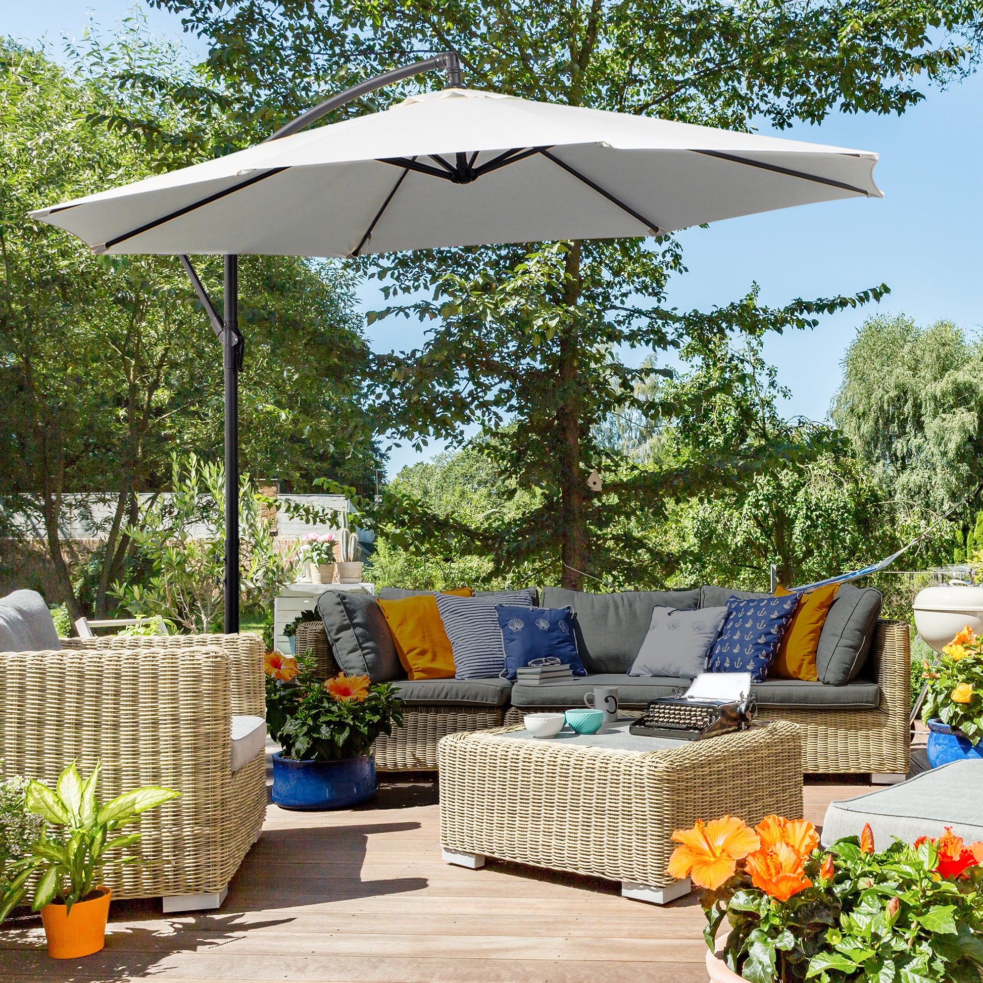 Cantilever Umbrella Ø300 cm tiltable Sunshade with UV Protection Crank Umbrella with Stand, Crank Mechanism, Market Umbrella Patio Umbrella Sun Protection for Balcony Garden Terrace Cream White