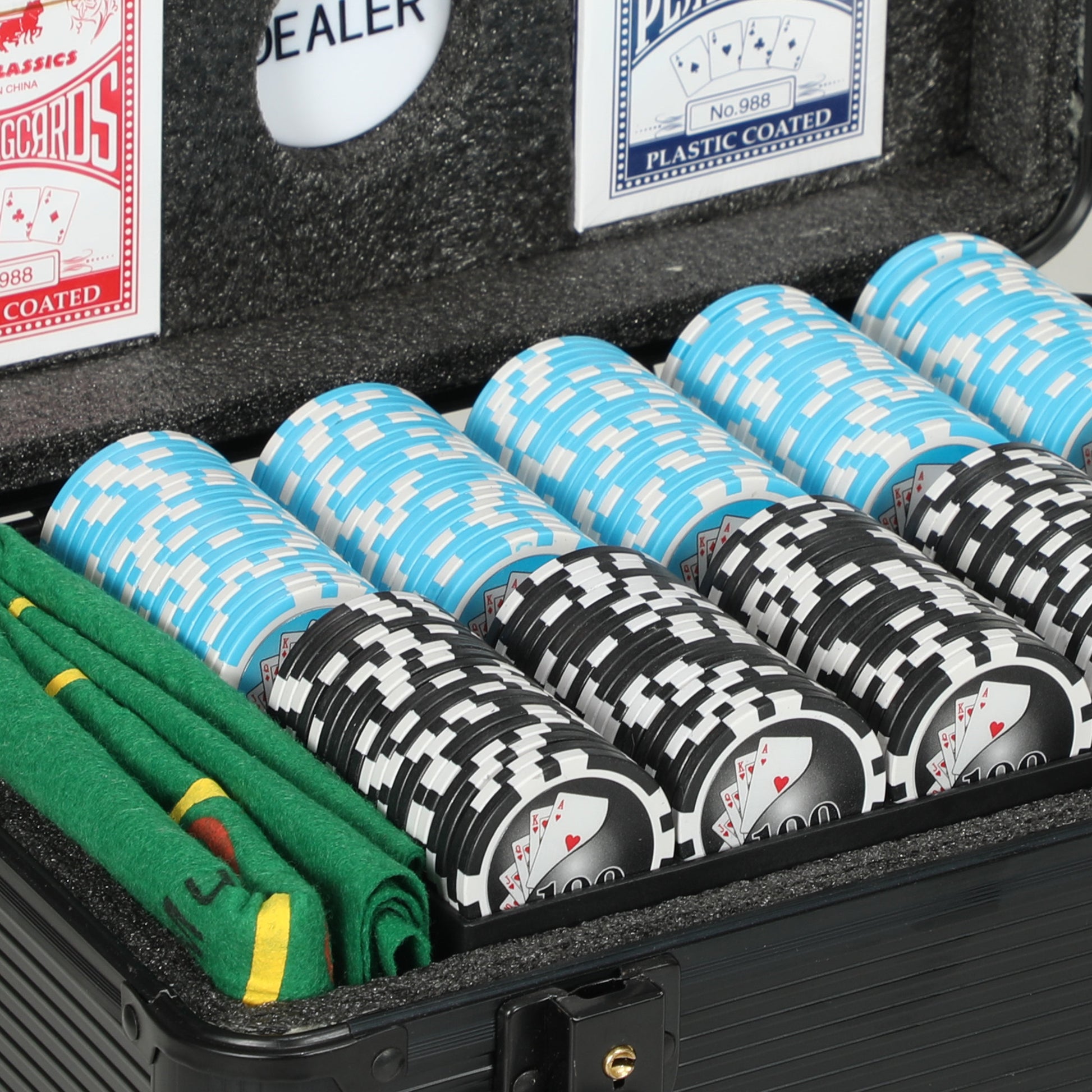 SPORTNOW Poker Set with 600 Chips for Texas Holdem, Casino Set with Poker Case in ABS, 2 Decks of Playing Cards, Chip Tray, Mat and Dealer for 12 Players, Black