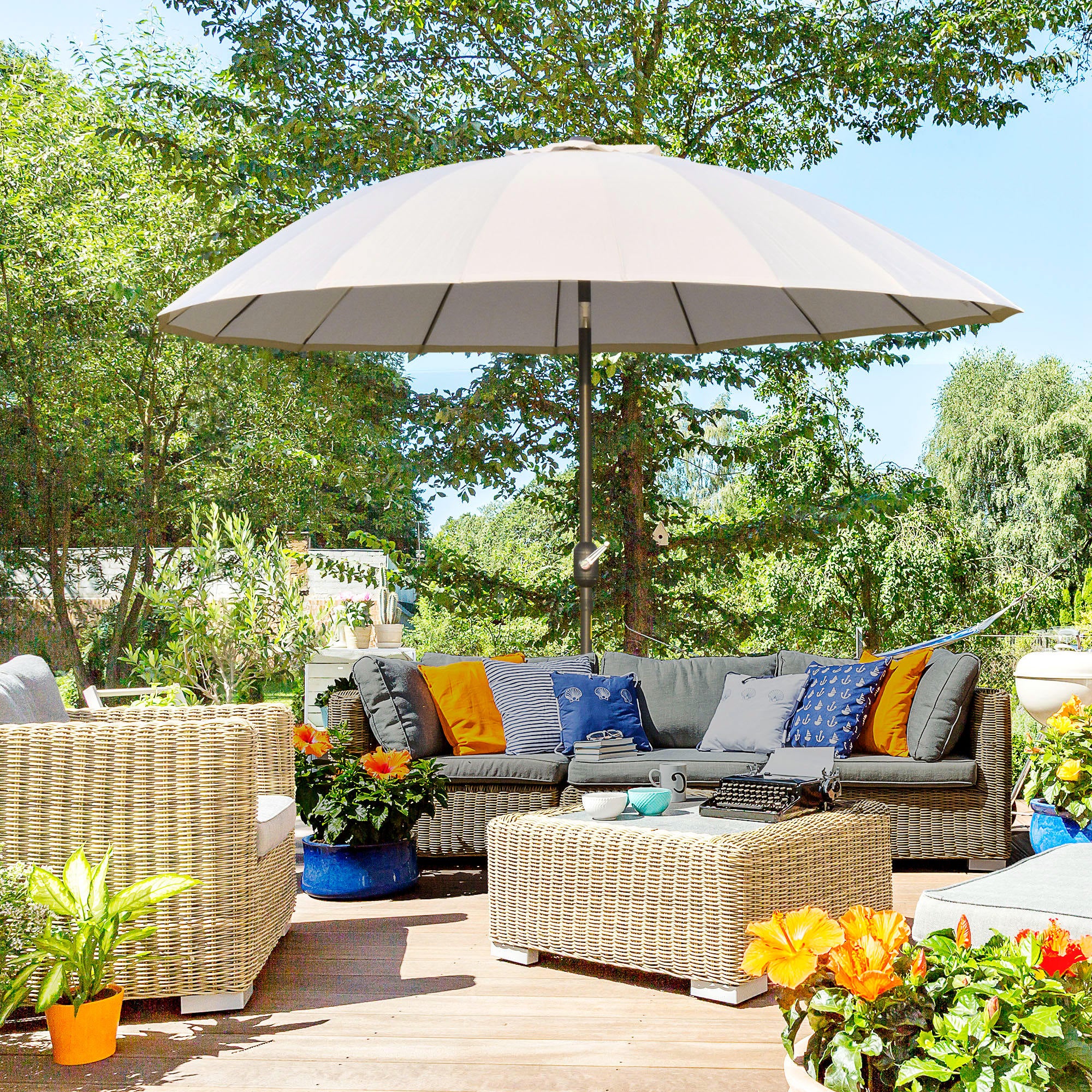 Terrace Umbrella Ø250 cm Outdoor Garden Umbrella with Adjustable Angle 18 Rods and Crank Waterproof Sunshade for Patio Terrace Cream