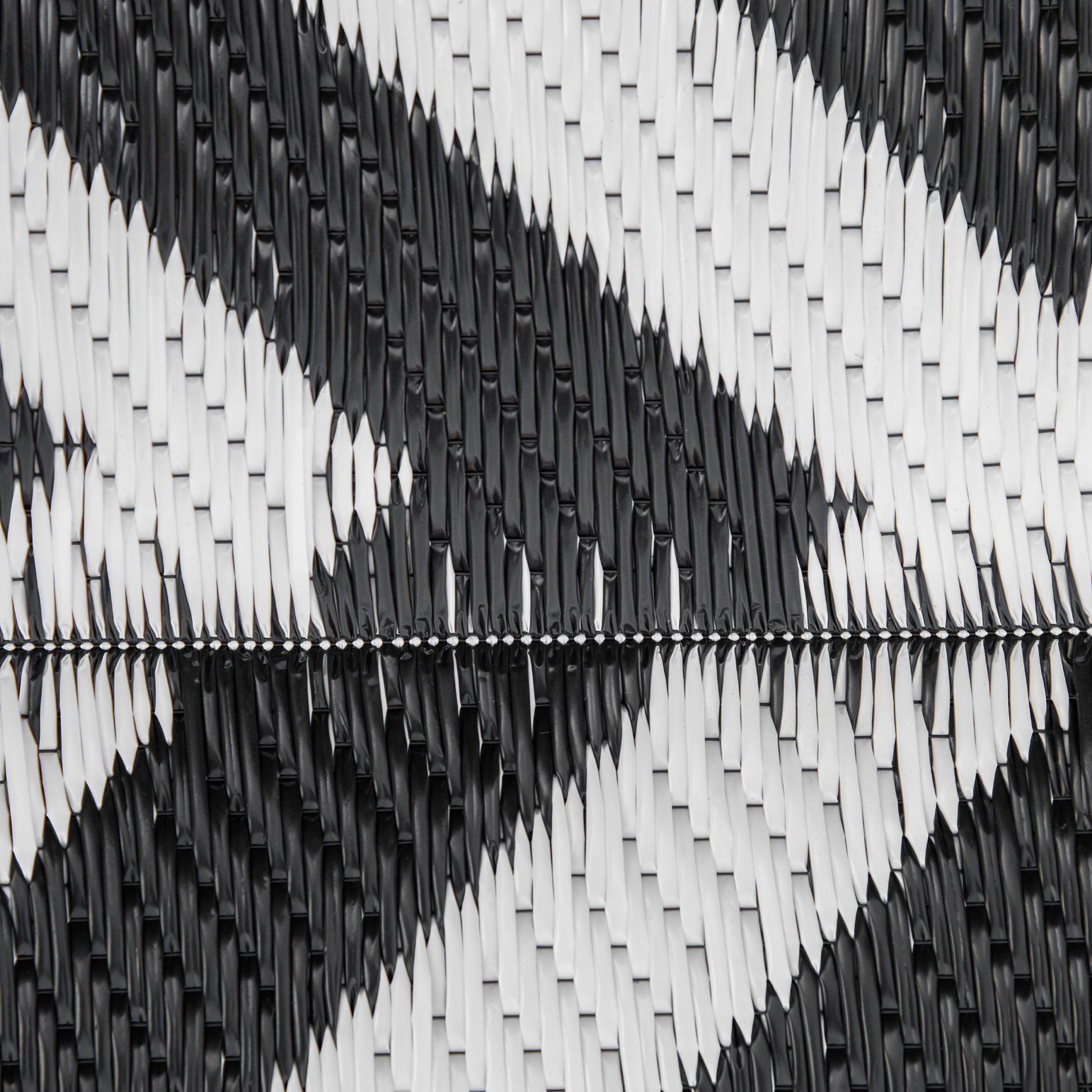 Outdoor Mat, Plastic Rug with Double-Sided Design, Water-Resistant Balcony Rug, for Patio, Camping, Black+White, 121 x 182 cm