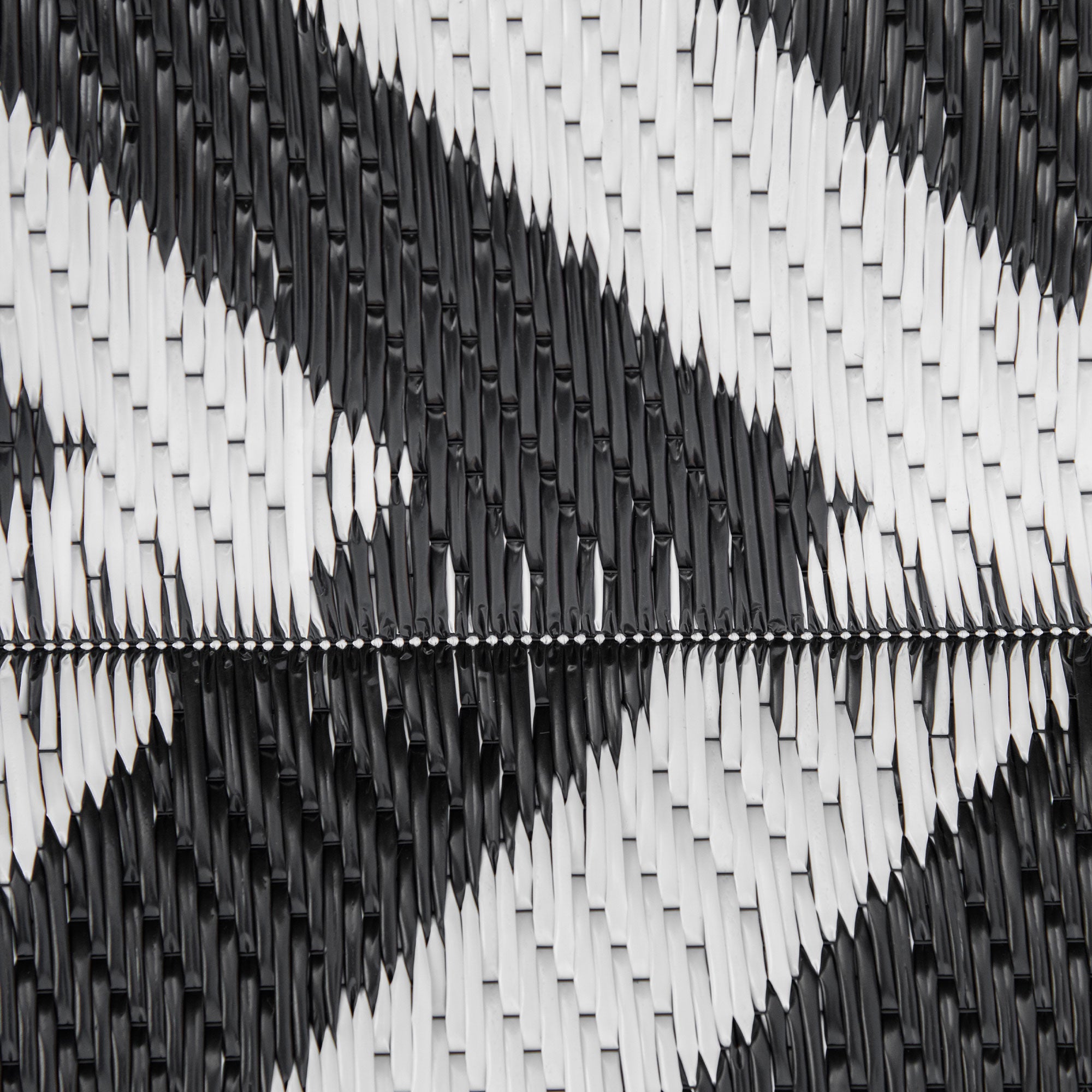 Outdoor Mat, Plastic Rug with Double-Sided Design, Water-Resistant Balcony Rug, for Patio, Camping, Black+White, 121 x 182 cm
