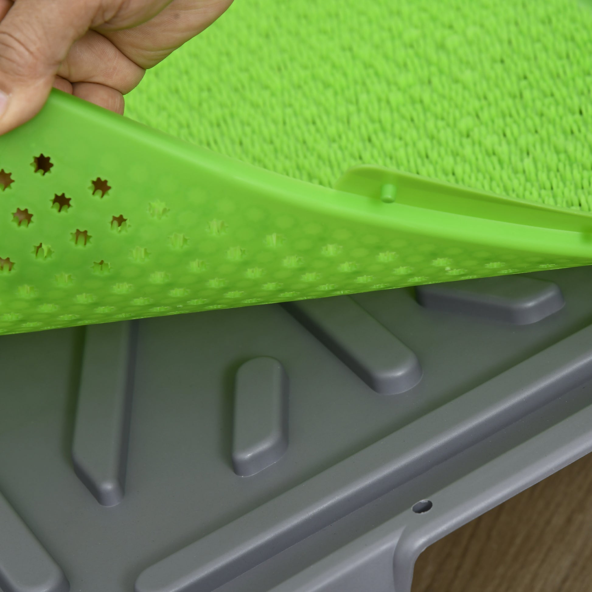 Dog Toilet with 2 Artificial Grass Patches Dog Litter Box with Grid and Tray for Puppy Training Indoors and Outdoors 67x41x3.5 cm Green