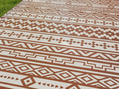 Reversible Outdoor Rug 1.8 x 2.7 m, weather-resistant PP geometric wall pattern floor mat, includes carry bag, outdoor terrace rug, red and white