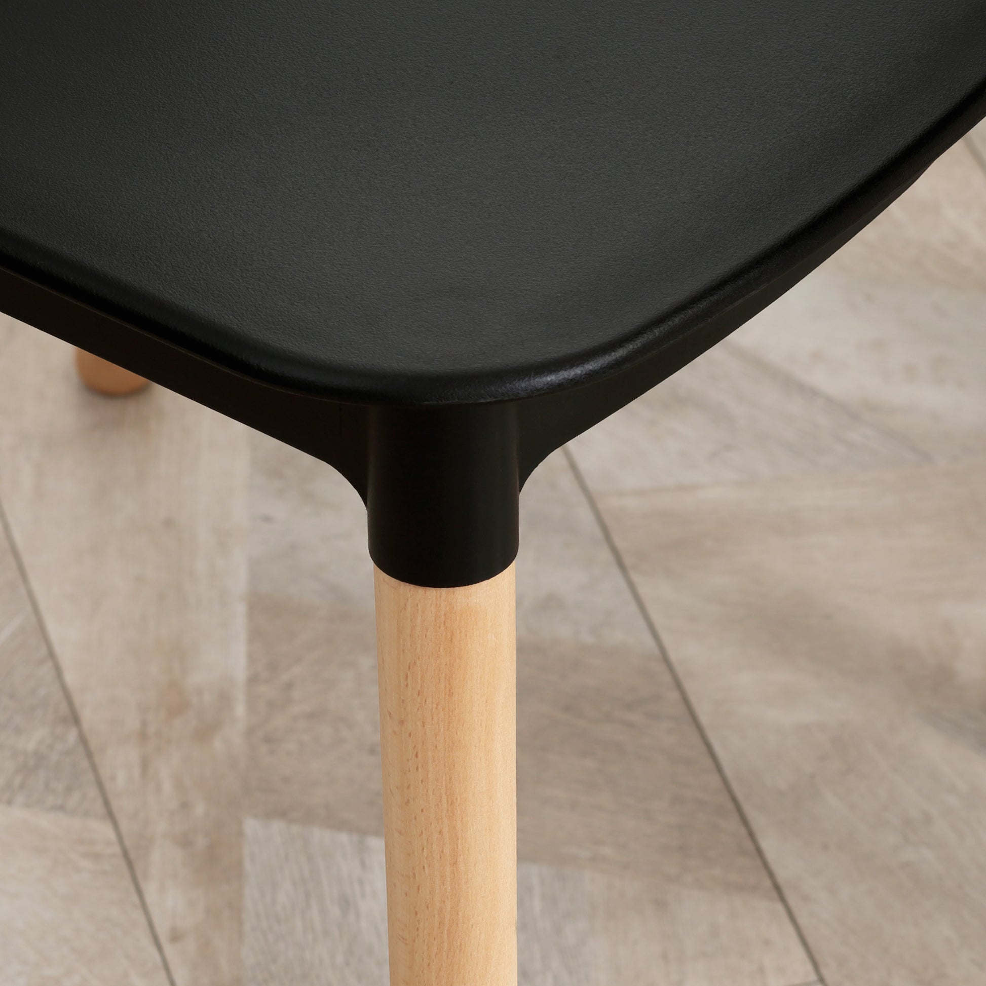 Set of 4 Nordic Style Dining Chairs Kitchen Chairs with High Back Polypropylene Seat and Beech Wood Legs Load 120 kg 48x52.5x83 cm Black