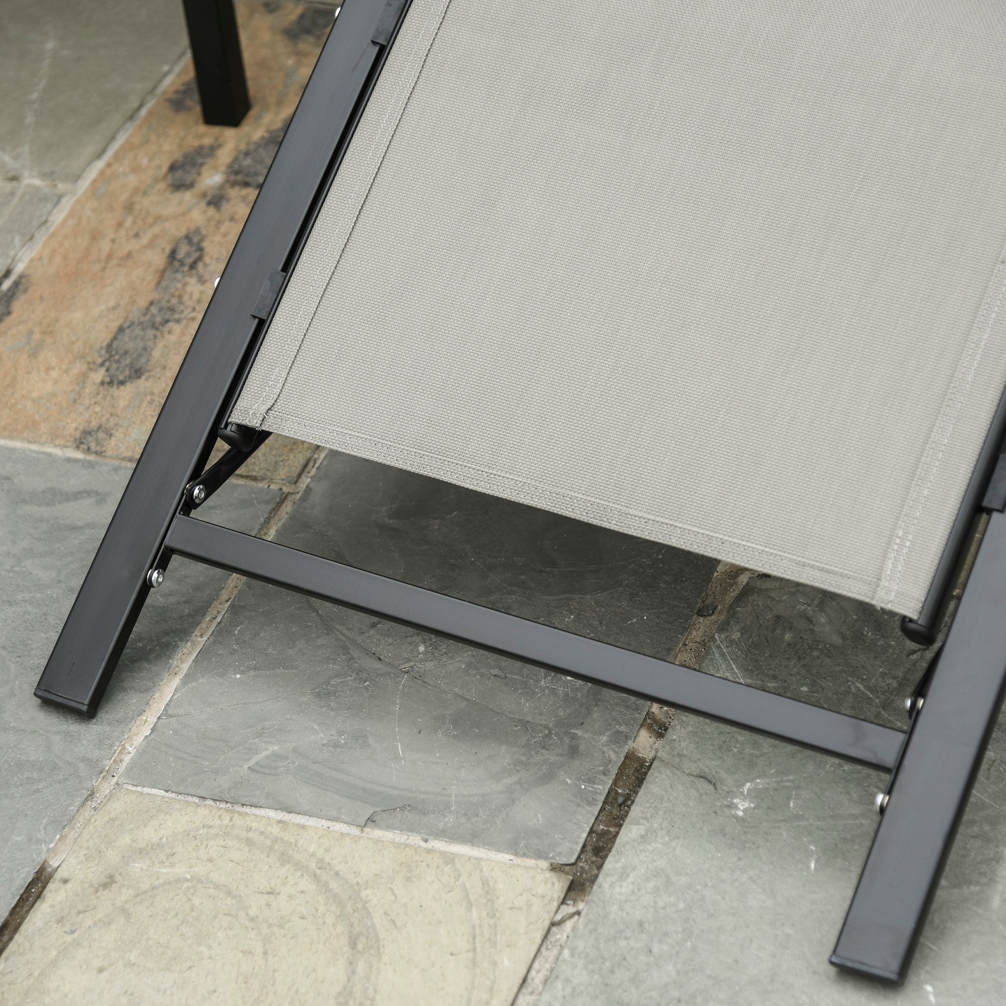 Outsunny Set mat 2 moderne Sonneliegen an engem Couchtisch mat 5 mm Temperéiert Glas
