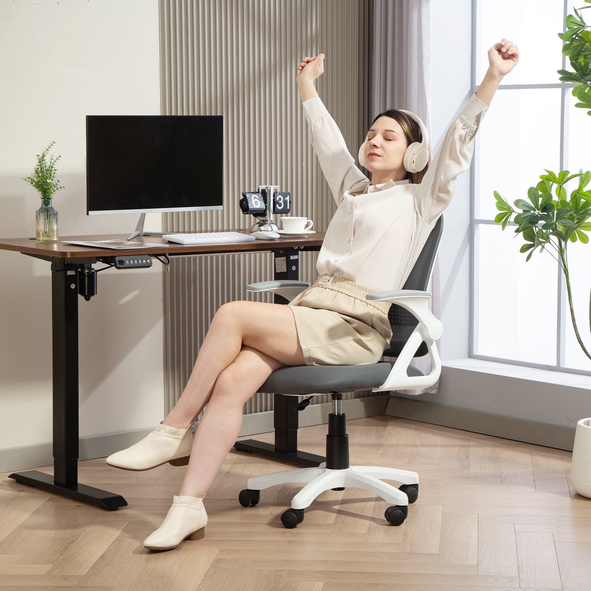 Ergonomic Mesh Office Chair with Flip-Up Arms, Lumbar Support, Height-Adjustable Swivel Chair with Tilt, Gray