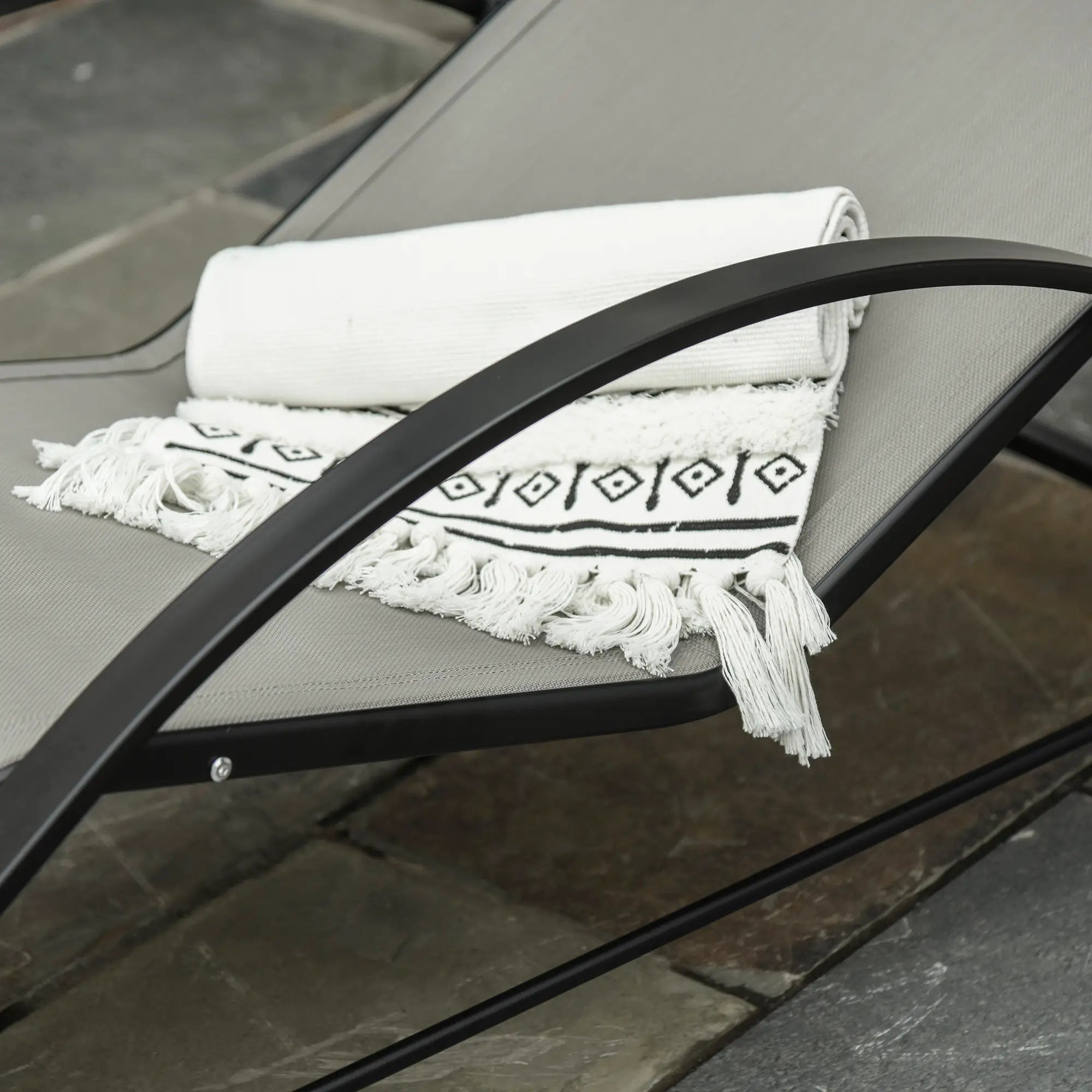 Outsunny Set mat 2 moderne Sonneliegen an engem Couchtisch mat 5 mm Temperéiert Glas
