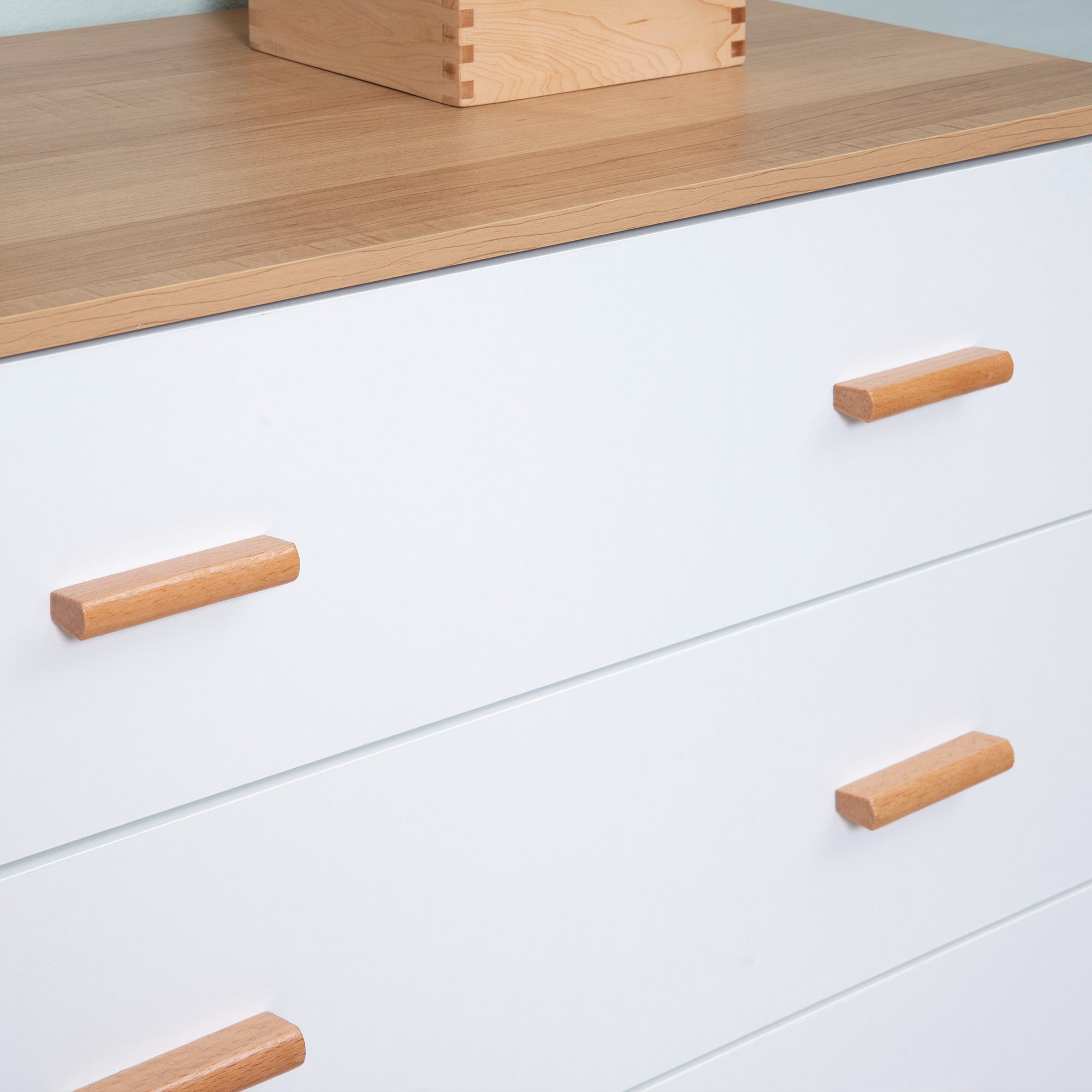 Wooden Chest of Drawers with 3 Drawers Tall Dresser Storage Cabinet Modern with Raised Legs for Bedroom Living Room 80x39x80 cm White and Natural