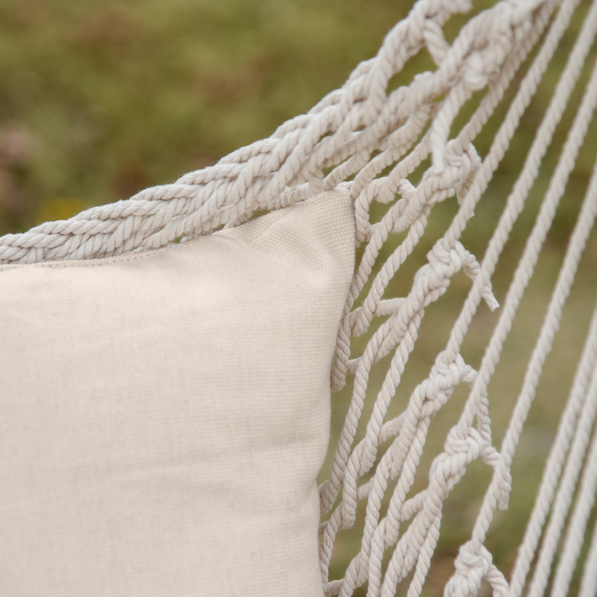 Hanging Swing Hammock Chair with 2 Cotton Pillows Wood Bar 120 kg Load Swing Chair for Indoor and Outdoor Cream